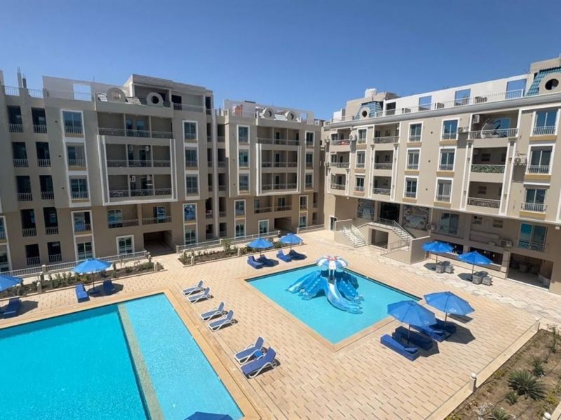 Blick auf Pool und Süd-West